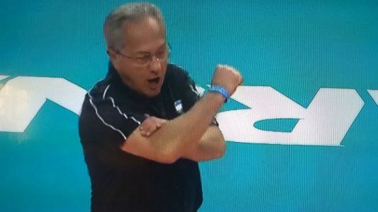 El desaforado festejo de Julio Velasco tras el histórico triunfo argentino ante Polonia