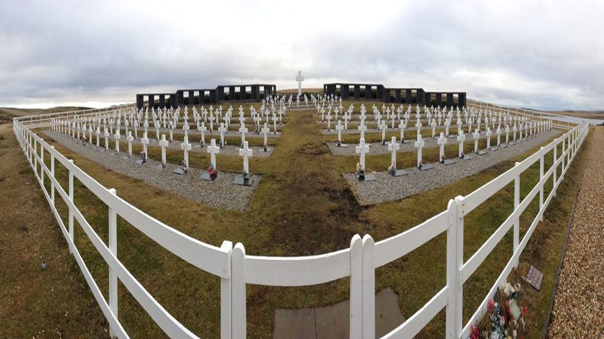 EL cementerio de los soldados argentinos en Darwin. (Foto: Gentileza Atlasobscura)