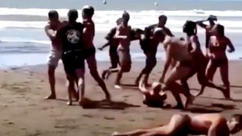 De salvar vidas a pelearse a golpes: la feroz batalla entre guardavidas en la playa