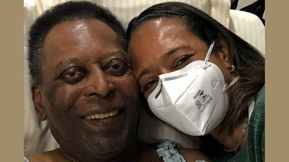 Pelé con una de sus hijas, Flavia, en su internación en un Hospital de San Pablo ante el agravamiento de su enfermedad terminal (Foto: cuenta de Instagram de Flavia Do Nascimento)
