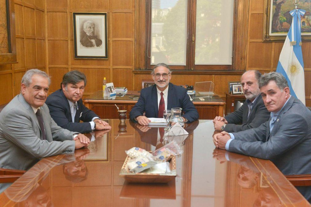 Con productores en las rutas, el Gobierno recibe a la Mesa de Enlace para subir retenciones, evitando el conflicto