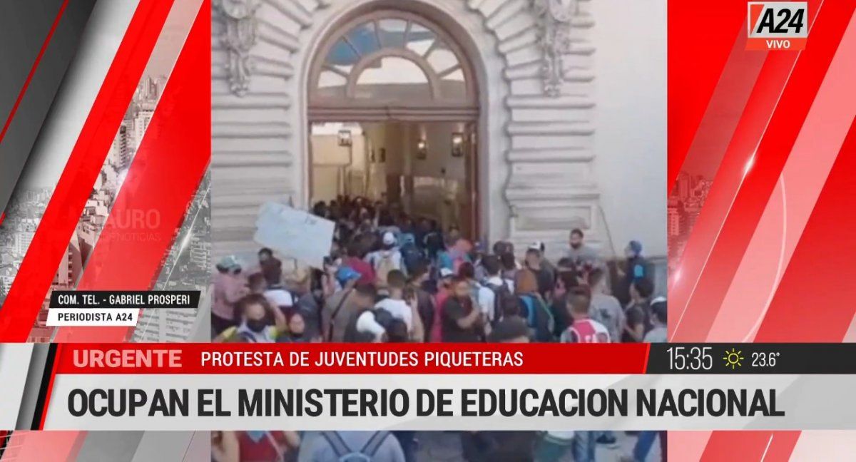 Un grupo de estudiantes ocupó el Ministerio de Educación.