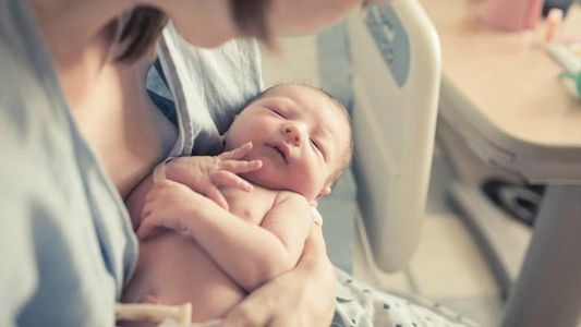 Una mujer de 30 años no estaba vacunada y murió de coronavirus tras dar a luz a su hijo