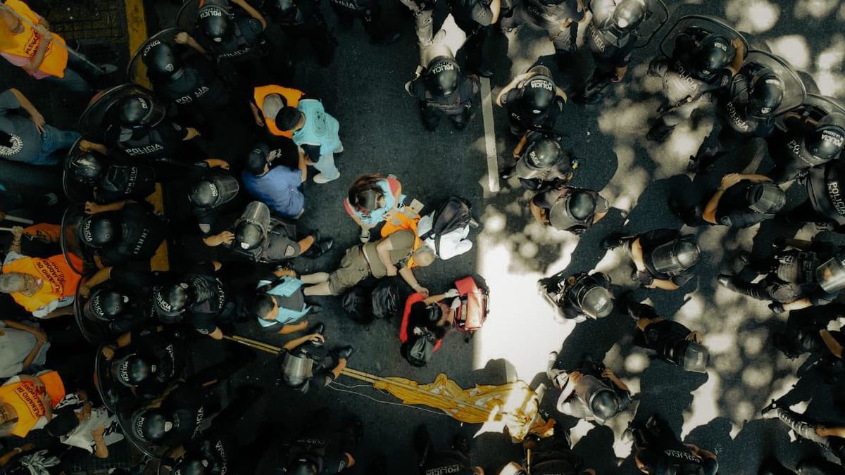 Un jubilado tuvo convulsiones por la represión policial. (foto: Miguel M. Caamaño)