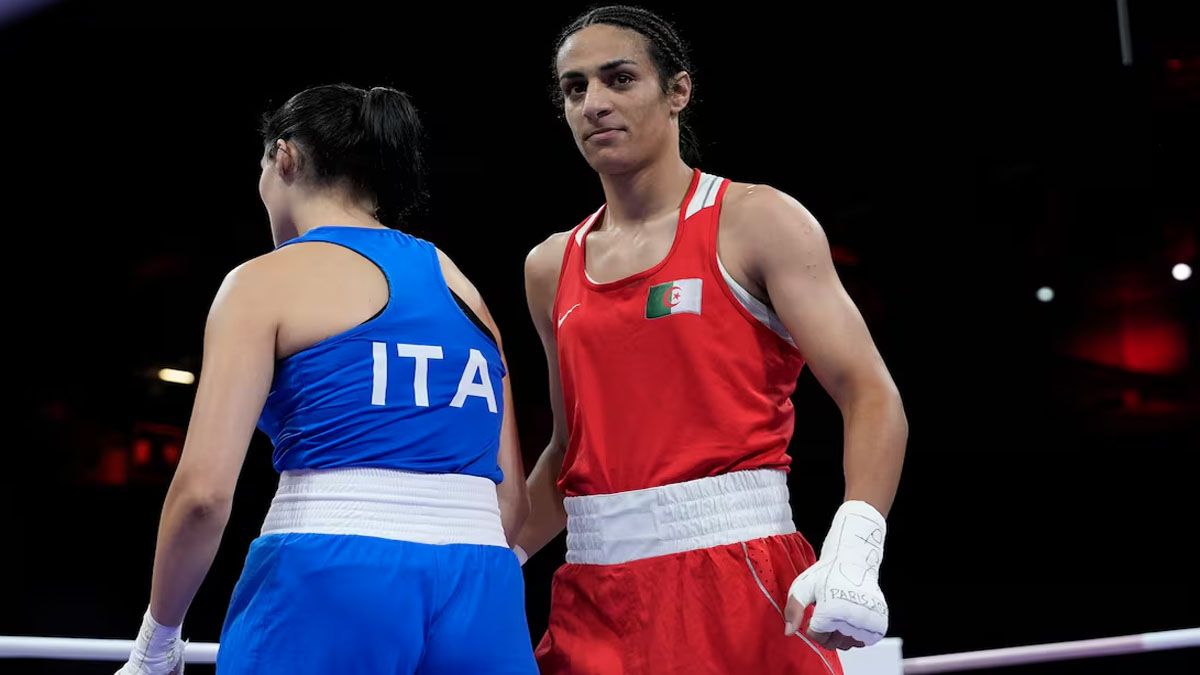 Una boxeadora italiana se retiro a los 45 de pelea frente a&nbsp; una mujer trans de Argelia en París 2024. (Foto: Captura de TV)