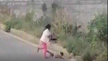 El video de la madre que patea brutalmente a su pequeño hijo: ¡por suerte fue detenida! 