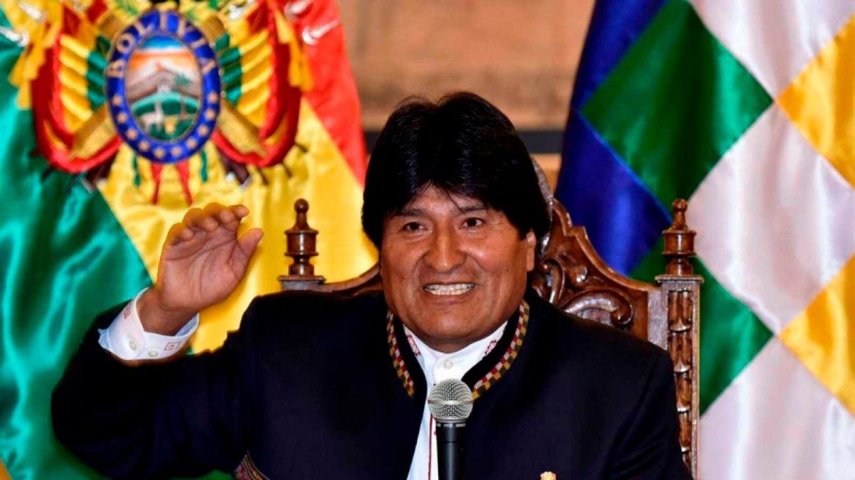 Evo Morales se proclama ganador en primera vuelta, pero aún sigue el conteo de votos en Bolivia