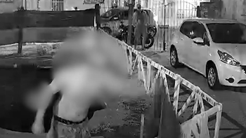 El intento de robo por parte de los tres menores. (Foto: captura) El intento de robo por parte de los tres menores. (Foto: captura)