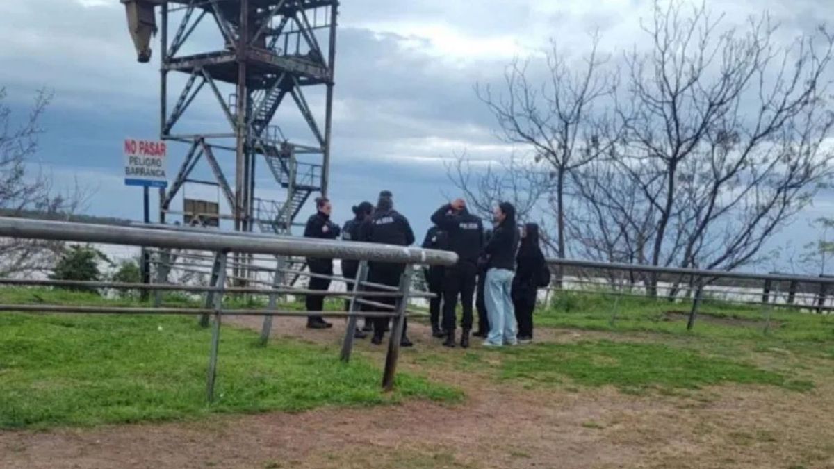 Un grupo de personas que caminaba por la costanera central