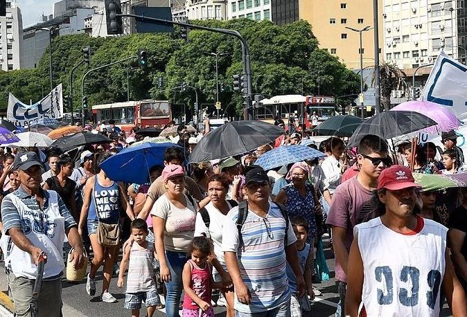 Organizaciones sociales marchan ante el Ministerio de Desarrollo Social en reclamo de un bono de $2000