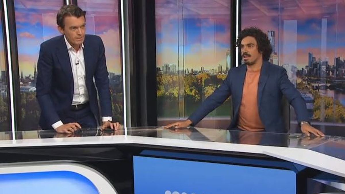 El momento en el que un terremoto sacude el set de un noticiero en vivo.