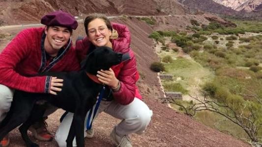 Una pareja de turistas alemanes adoptó a un perro abandonado en Salta: ¿qué decidieron?