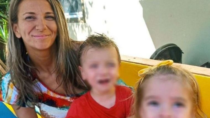 Encontraron muertos dentro de un auto a una mujer y sus dos hijos gemelos de 3 años