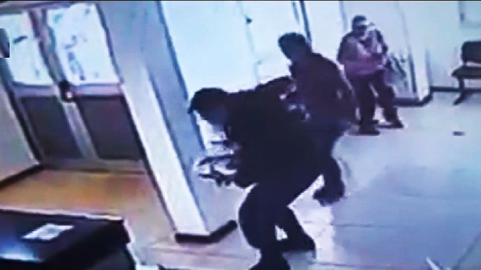 Video | La desesperación de una madre mientras su bebé se ahogaba y era socorrido por la policía