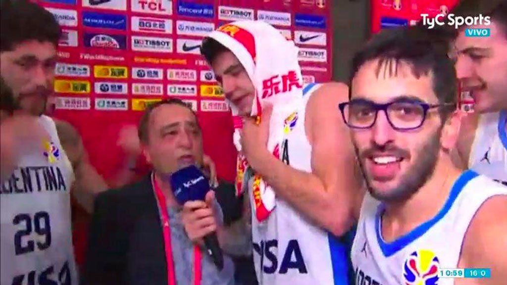 El festejo descontrolado de los jugadores con el periodista de TyC