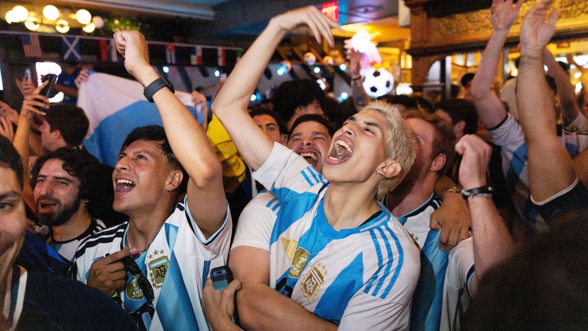 Dan ganas de ser uno de ellos. Argentinos fanáticos de la Scaloneta en los Estados Unidos. ¿Cuánto cuesta viajar a Miami para los 16avos de final? (Foto: Gentileza TikTok)