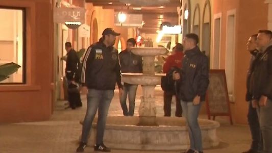 Avión venezolano retenido en Ezeiza: allanaron el hotel donde están los tripulantes iraníes