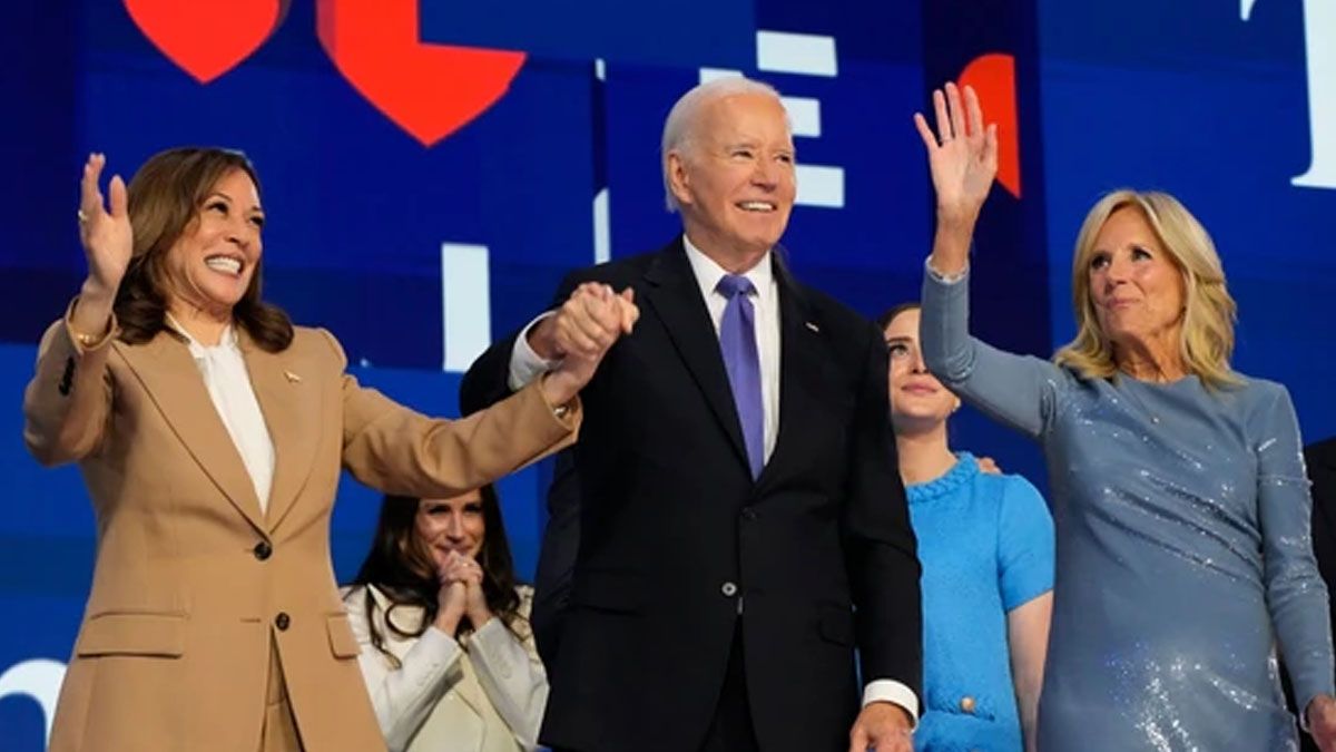 Joe Biden, saluda con su mujer, Jill y con Kamala Harris, la candidata presidencial de los demócratas. (Foto: Gentileza The hill)