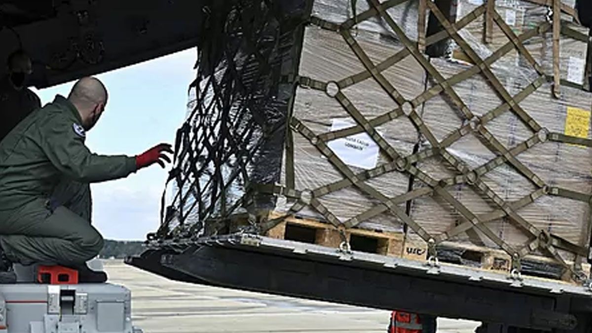 Un militar revisa material que será enviado a Ucrania desde la base española de Torrejón, en las afueras de Madrid (Foto: Gentileza El Mundo)