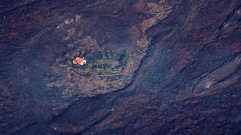 Casa intacta Volcán Cumbre Vieja.jpg Irónicamente se dice que la pareja, que no quiere hablar con nadie porque no para de llorar, eligió La Palma como lugar para vivir específicamente por su paisaje volcánico. Casa intacta Volcán Cumbre Vieja.jpg Irónicamente se dice que la pareja, que no quiere hablar con nadie porque no para de llorar, eligió La Palma como lugar para vivir específicamente por su paisaje volcánico.