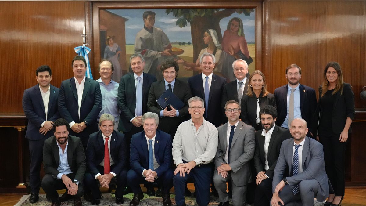 Javier Milei festejó con el equipo económico la salida del cepo cambiario