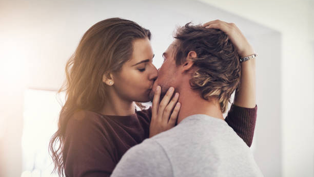 Abrazo y beso apasionado entre dos personas al amanecer: momento inesperado que refleja el sueño con besar apasionadamente a alguien inesperado. Foto: Internet/Sueño.