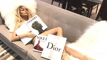 Victoria Xipolitakis pasó revista desnuda en Nueva York: Día de lectura en casita