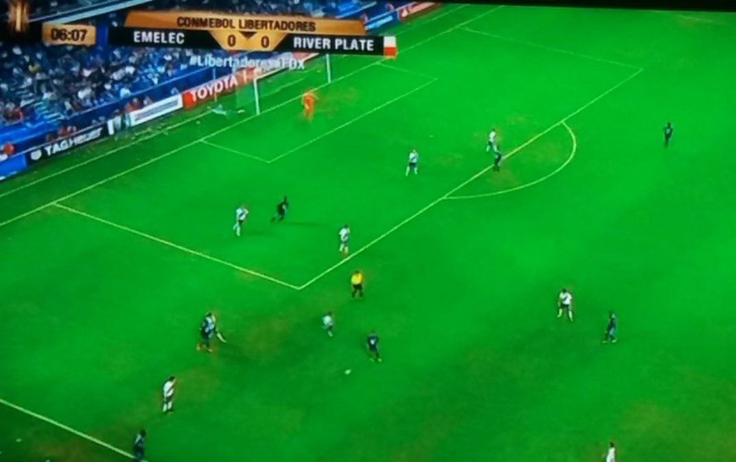 Desde el techo: así se televisó el partido River-Emelec y en Twitter estallaron los memes