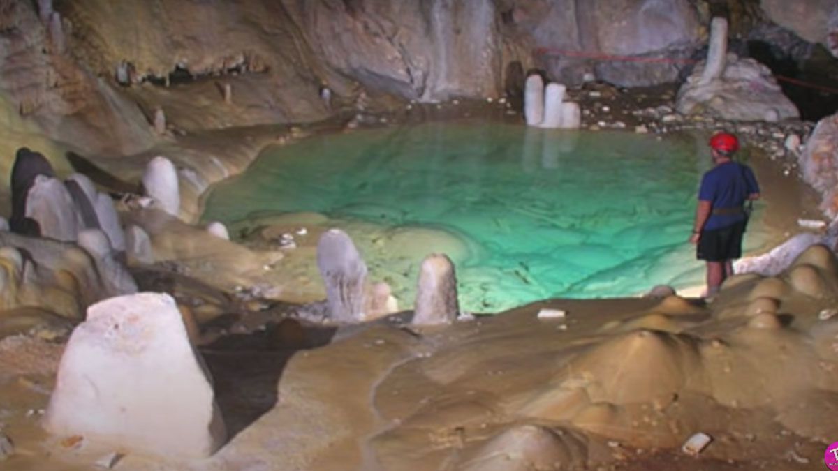 "Dedos de la piscina", las formaciones que guardan colonias de bacterias, surgen desde las piscinas. (Foto: Captura de TV) &nbsp;