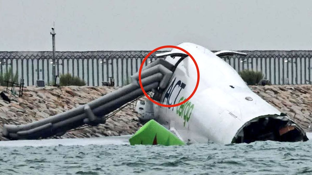 La cabina del avión carguero resulto indemne. Los tripulantes accionaron el tobogán de emergencias y salieron por sus propios medios. ilesos. (foto: The Independent)