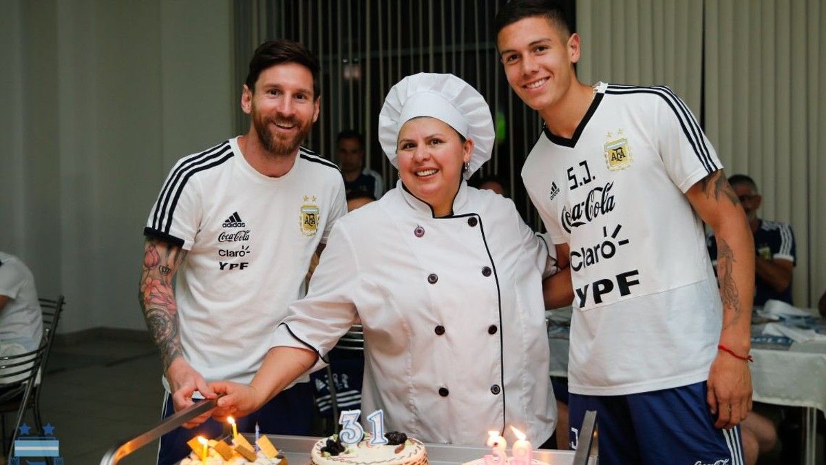 Antonia (cocinera del plantel), Leo Messi y el jugador Nehuén Pérez en un festejo de cumpleaños durante el Mundial de Rusia 2018. 