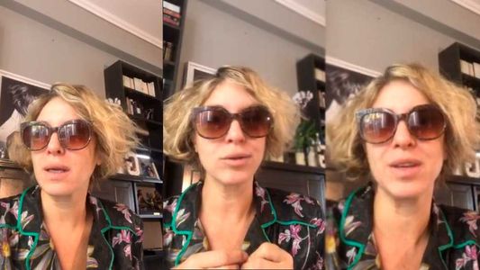 Despeinada y en bata: el particular vivo de Carla Peterson