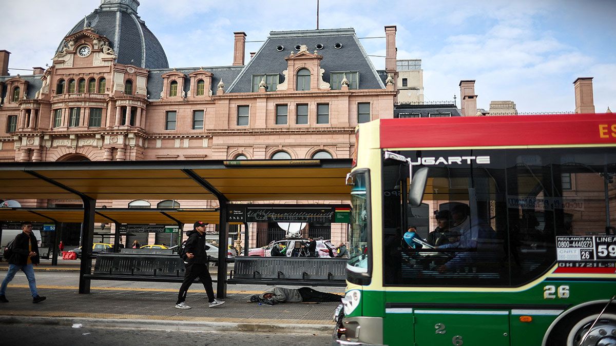 plaza Constitución. Los colectivos, único medio de transporte. (Foto: Reuters)