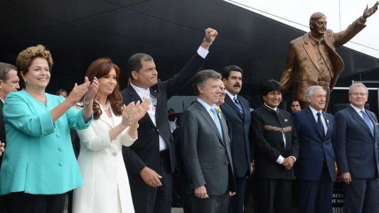 Retiraron una estatua de Néstor Kirchner de la sede de la Unasur en Ecuador porque era “un símbolo de la corrupción”