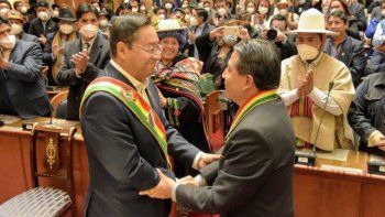 Sin traspaso de atributos, Arce asumió como presidente de Bolivia