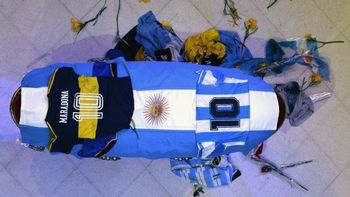 Comenzó el velatorio de Maradona en la Casa Rosada y una multitud lo despide
