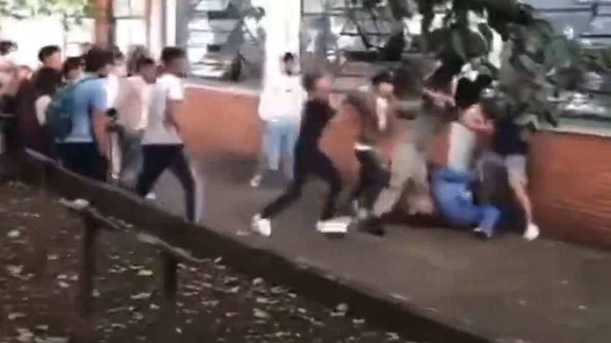 Batalla campal entre estudiantes a la salida del colegio que fue grabada por un compañero