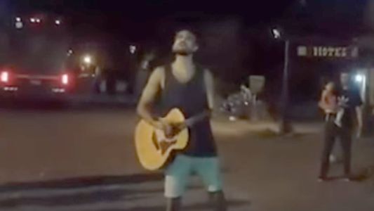 ¡Tremendo gesto de Abel Pintos! Le cantó en la calle a sus fans por la suspensión de un show