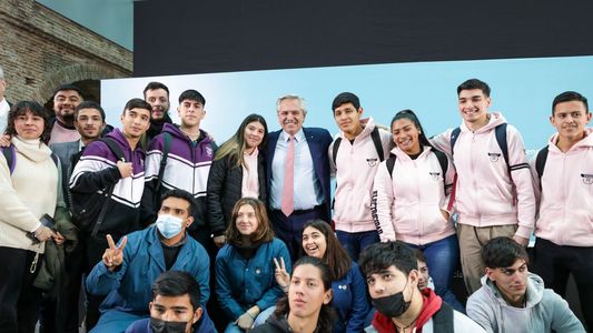 Alberto Fernández se mantiene alejado de la crisis, mientras Massa intenta desactivar la bomba de la economía