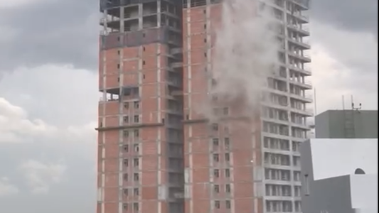 Impactante video: una grúa cayó del techo de un edificio en Corrientes por los fuertes vientos