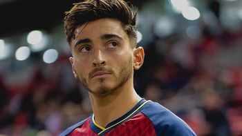 Un futbolista denunció que su club lo echó porque es gay: No miran mi talento, sino...