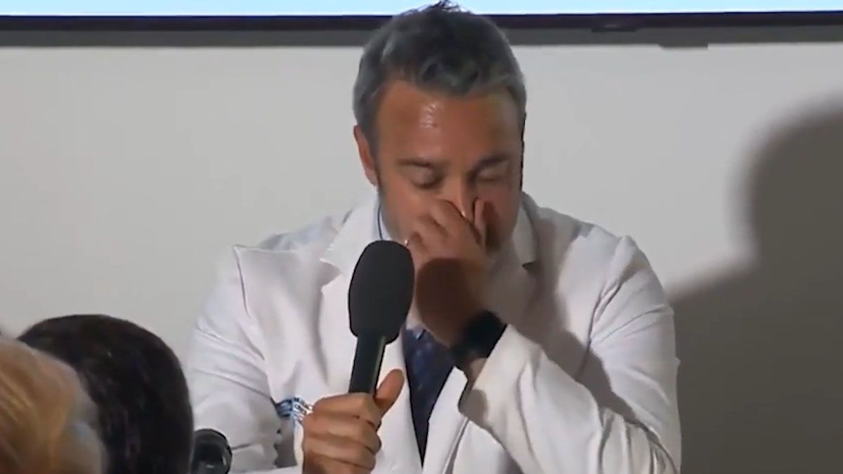 El doctro Riella, jefe del equipo de trasplantes, se emociona al comentar la evoluci&oacute;n del paciente (Foto: captura de TV).
