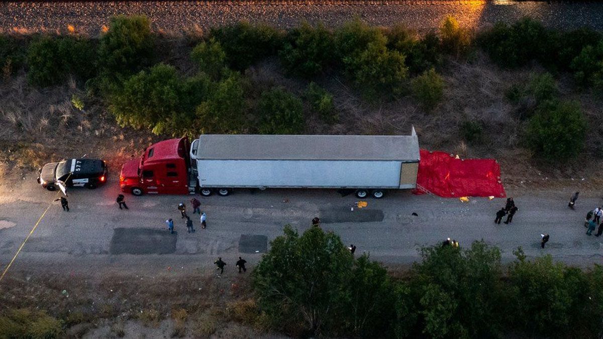 Hallaron a 50 inmigrantes ilegales muertos en el interior de un camión en Texas