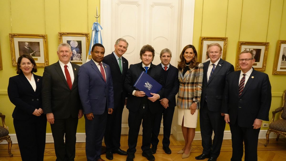 Avanzan las negociaciones de Milei con EE.UU. por un acuerdo comercial. La comitiva que visitó la Casa Rosada icluyó a la encargada de negocios de Donald Trump y legisladores norteamericanos. Foto: Presidencia