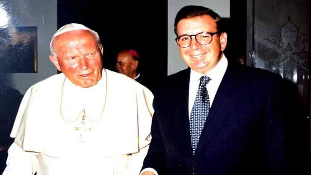González Urrutia con el Papa. Pero fue un encuentro con Juan Pablo II. (Foto: Gentileza Instagram de RT)  