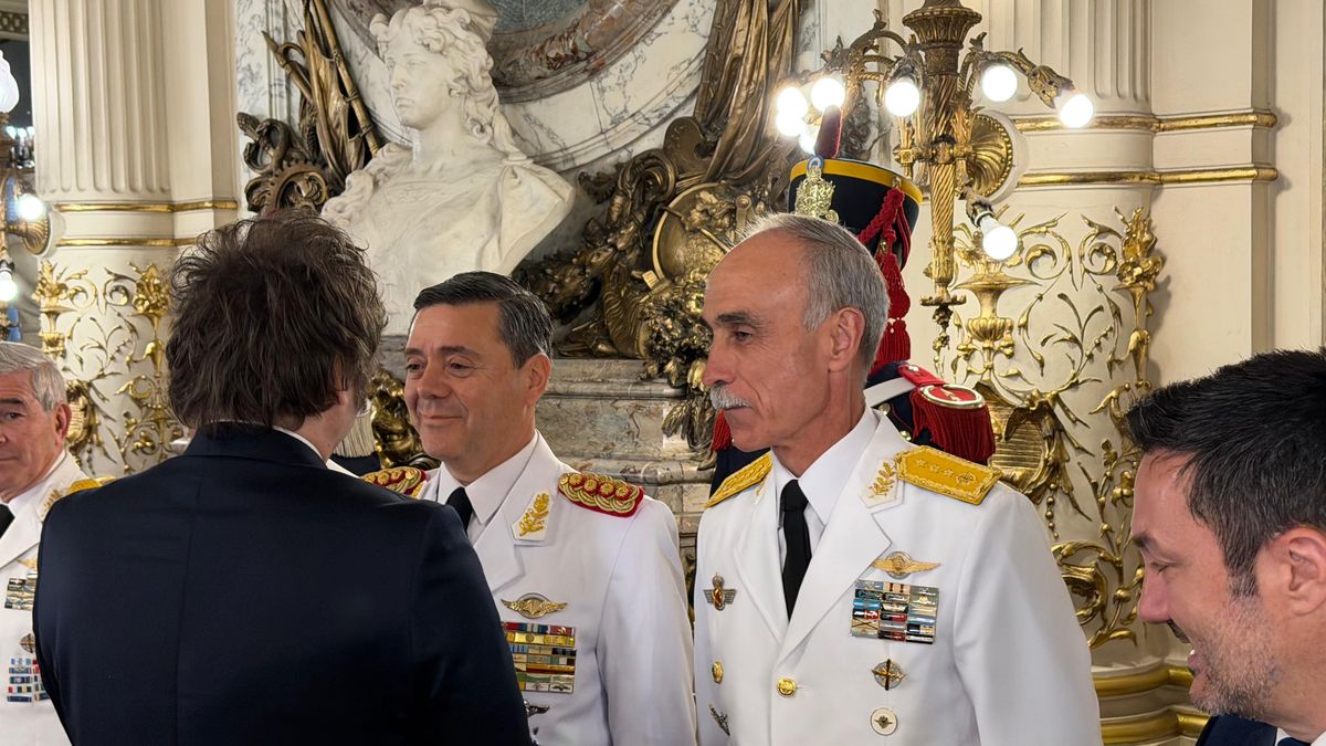 Javier Milei encabeza un acto por primera vez con el próximo ministro de Defensa en Casa Rosada