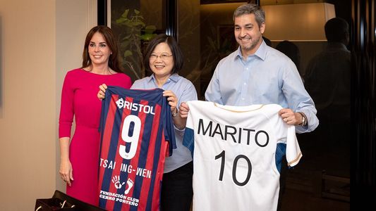 Director de Ceremonial explica por qué Mario Abdo obsequió una camiseta de Cerro (¡y no la albirroja!) a la presidenta de Taiwán