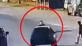 Una policía atropelló e hizo volar a un asaltante durante un intento de robo en Bernal.