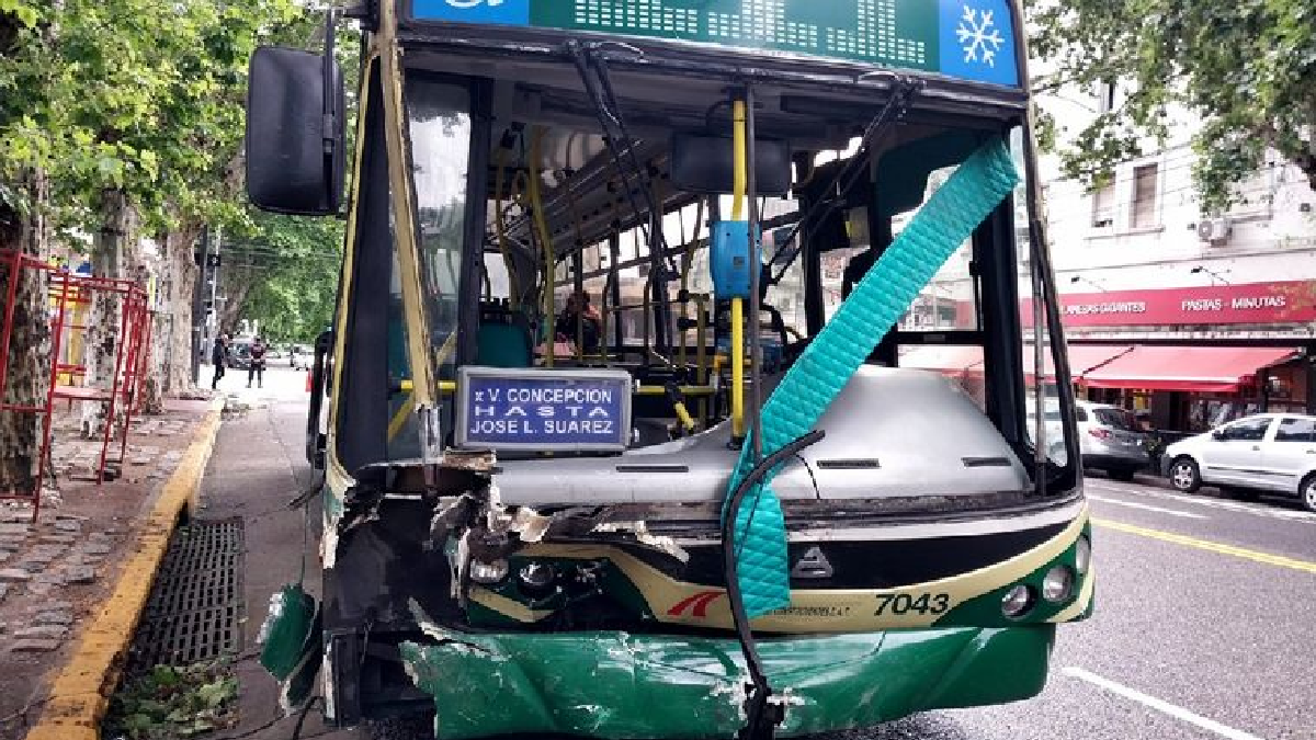 Cinco heridos al chocar un colectivo y un auto en el barrio porte&ntilde;o de Chacarita. (Foto: Cadena 3)