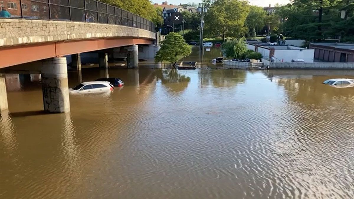 Calles totalmente anegadas en el Bronx, ciudad de Nueva York (Foto: AP)